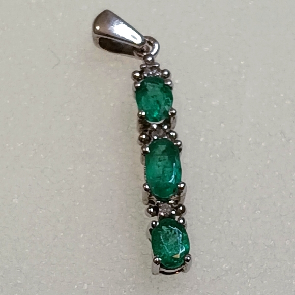 AAA Kagem Emerald Pendant - Picture 1 of 4